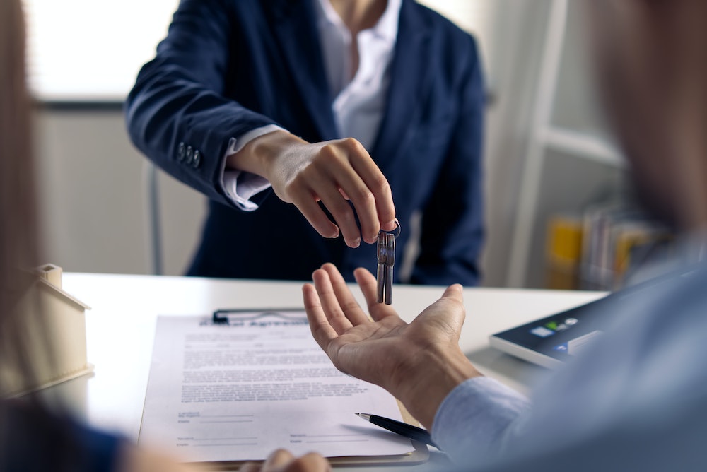 Agence immobilière à frais fixe ou agence classique : lequel choisir ?