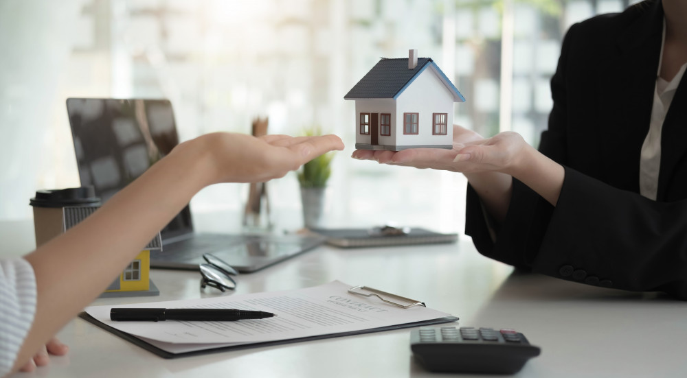 Acheter une maison seul avant le mariage : les enjeux et conseils à considérer