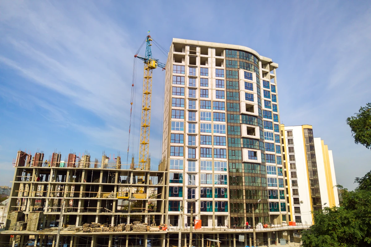 De la friche à l'or : Comment transformer un terrain abandonné en projet immobilier lucratif